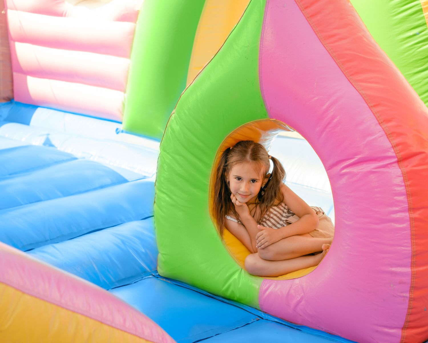 Petite fille dans un château gonflable