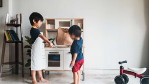 Enfant qui joue à la cuisine